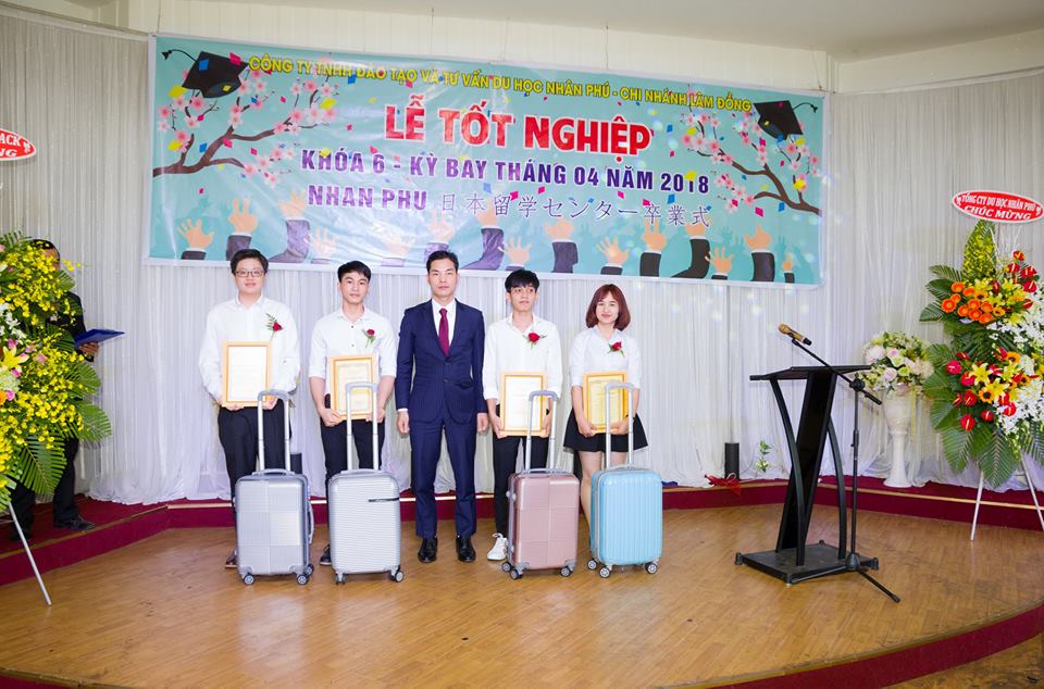 10 Tổng giám đốc Ông Đỗ Xuân Đáng trao phần thưởng cho các em