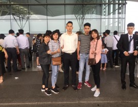 Tiễn học sinh tháng 4 năm 2018 ra sân bay